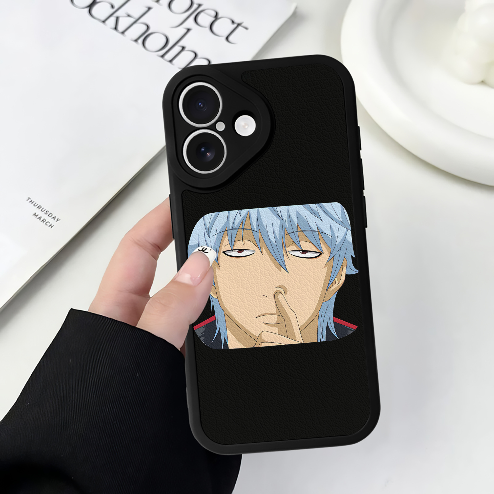 （画像用） ぎんたま 坂田銀時（さかたぎんとき） 神楽 志村新八（しむら しんぱち） GINTAMA Sakata Gintoki Kagura Shimura Shinpachi 【iPhone 16シリーズ対応】シリコンスマホケース（レザー調） 材質：シリコン